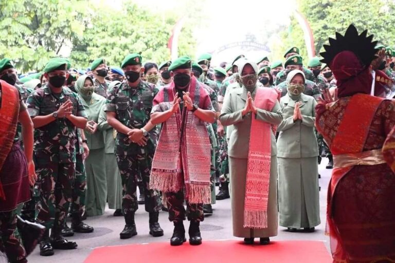 Tradisi “Boras Sipir Ni Tondi” Sambut Kedatangan Pangdam I Bukit Barisan