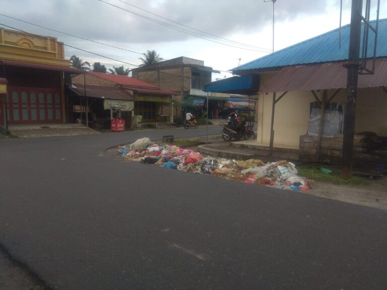 Sampah munumpuk di Simpang Empat Pematang Bandar