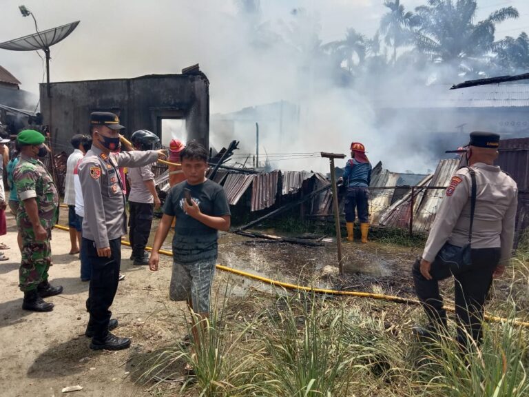 Tiga Rumah Terbakar di Depan Kantor Camat Siantar Diduga Akibat Arus Pendek