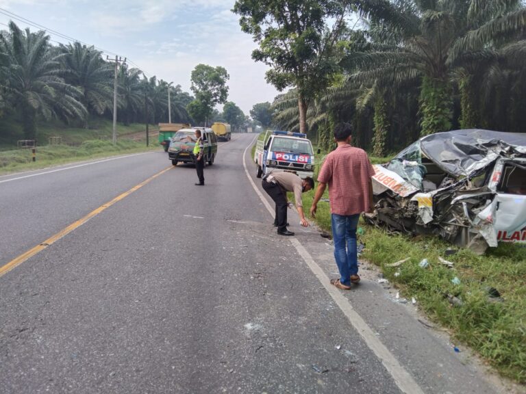 Ambulance Tabrak Truk Tronton, Satu Korban Meninggal Dunia
