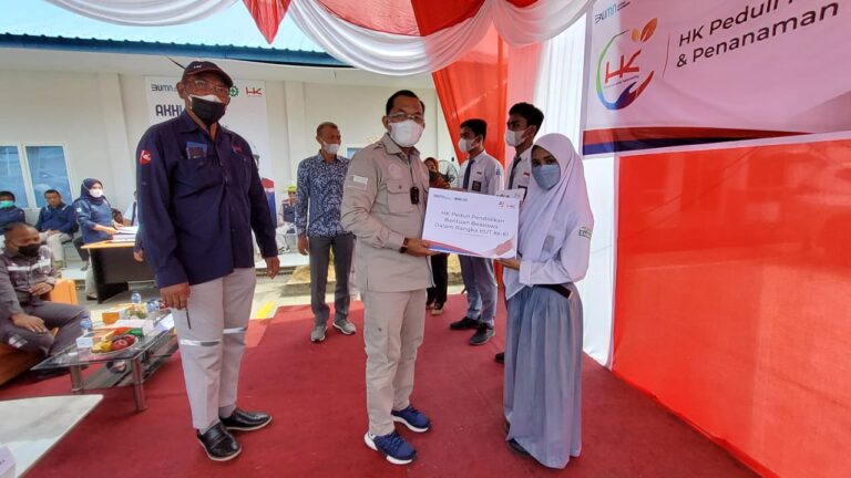 HUT KE-61 PT. Hutama Karya Beri Bantuan Kepada Siswa di Batubara