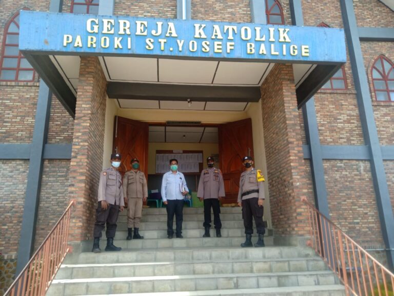 Polres Toba Lakukan Patroli Menjaga Penularan Covid-19 di Gereja Katolik St. Yosef Balige