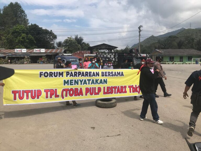 Aliansi Gerak Tutup TPL Aksi Unjuk Rasa di Pintu Gerbang Masuk Timbangan Perusahaan TPL
