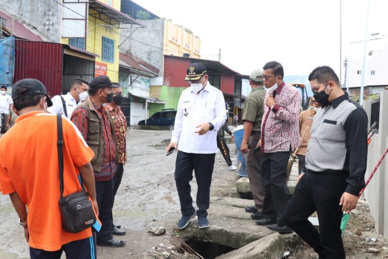 Bupati Toba Monitoring Aksi Gotong Royong di Mulia Raja dan Dermaga