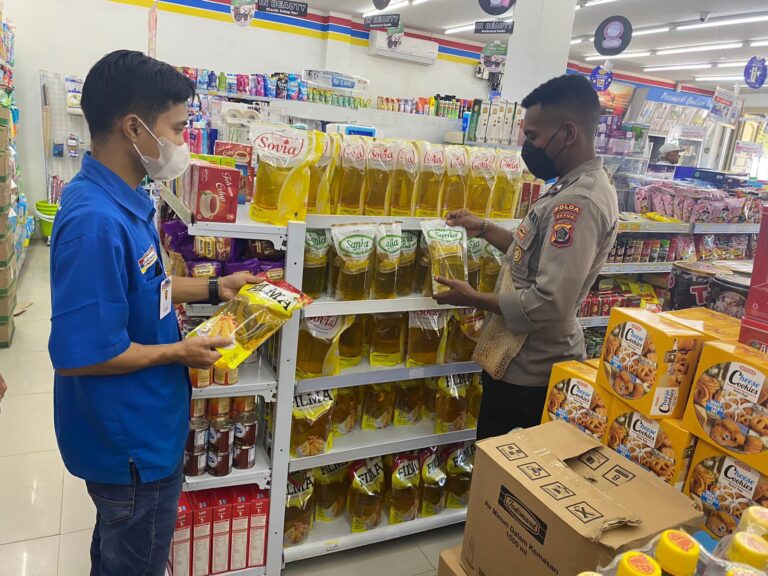 Antisipasi Kelangkaan Minyak Goreng Polres Toba Lakukan Monitoring ke Toko – toko