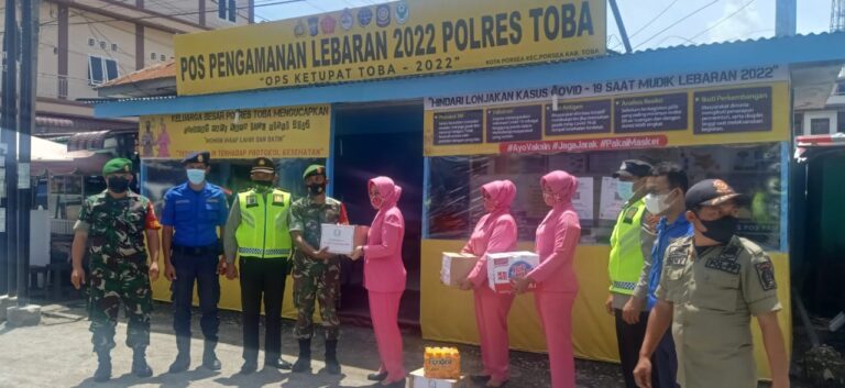 Bhayangkari Polres Toba Berikan Bingkisan