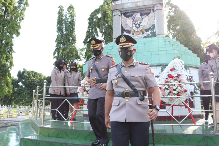 Jelang HUT Bhayangkara Ke-76, Polres Simalungun Ziarah dan Tabur Bunga