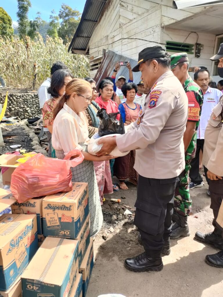 Polres Simalungun Salurkan Tali Asih Kepada Korban Kebakaran di Dusun Bage