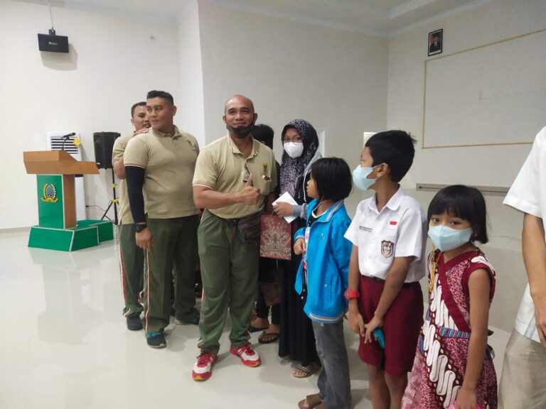 Korem 022/Pantai Timur Berikan Tali Asih Kepada Anak Yatim
