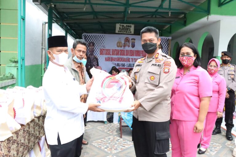 Sambut HUT Bhayangkara ke 76 Polres Simalungun Bersihkan Tempat Ibadah