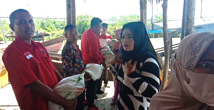 Peringati Bulan Bung Karno, Kader PDIP Bersama Ketua DPC PBL Batubara Santuni 6 Keluarga Nelayan