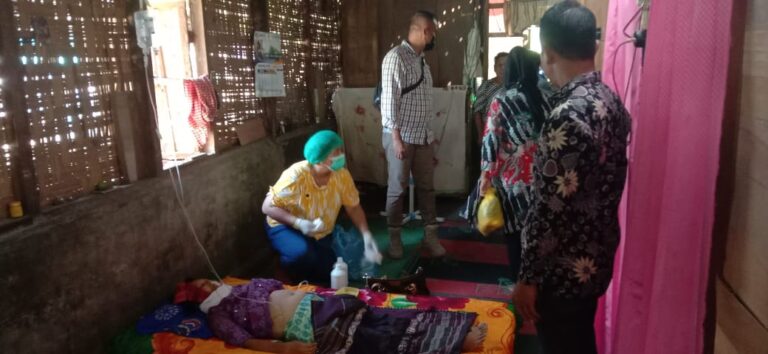 Seorang Wanita Sekarat Dikamar Mandi Usai Minum Racun