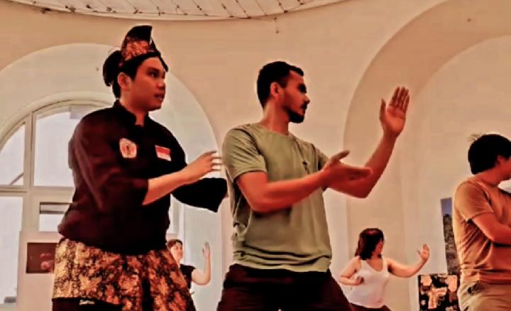 Warga Paris Belajar Pencak Silat Ramaikan Rangkaian Workshop Shopee Java in Paris