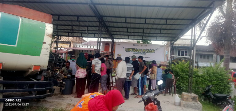PN4 Sidamanik Gelar Pasar Murah Tapi Rp.12500/liter, Warga Beli Wajib Pakai KK dan KTP Ada Apa?