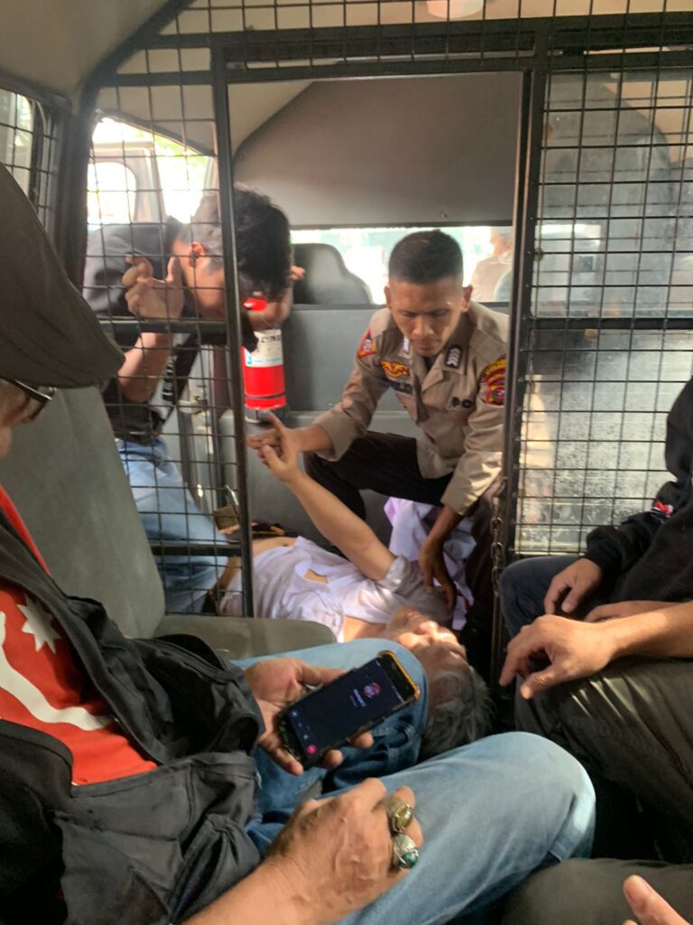 Ratusan Massa Demo Poltabes Medan Tuntut Bebaskan 33 Aktivis Yang Dipukuli dan Ditangkap