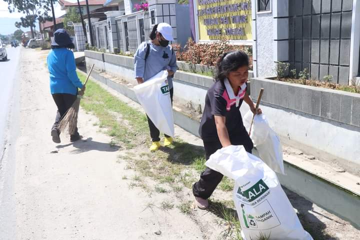 Sambut Women 20 (W20) ke Kabupaten Toba, Desa Lumban Pea Timur Lakukan Gotong Royong 