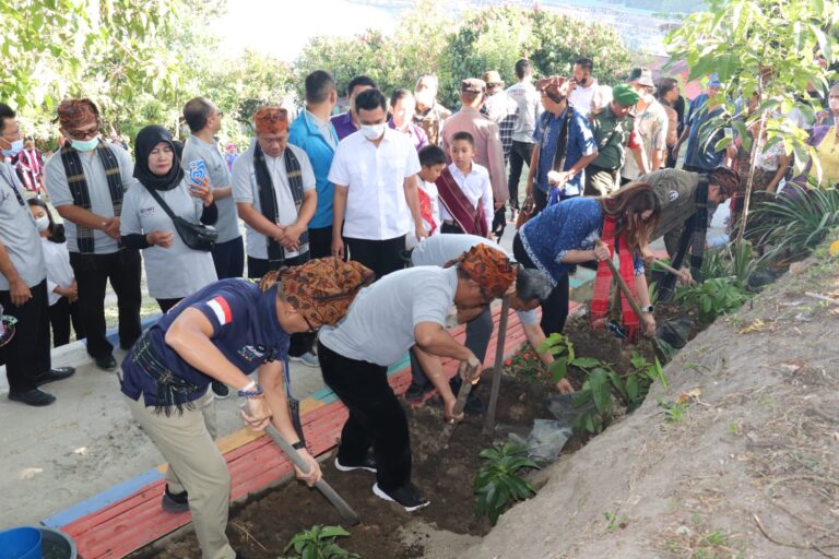 Menteri Pariwisata RI Kunjungi Kampung Warna Warni Tigarihit di Parapat