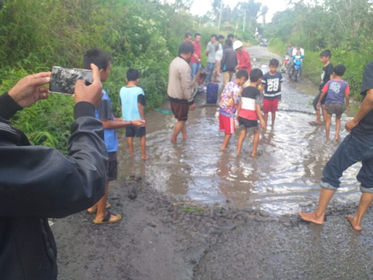 Hut RI ke 77 Masyarakat Dolok Pardamean Aksi Protes Tangkap Ikan di Jalan Rusak