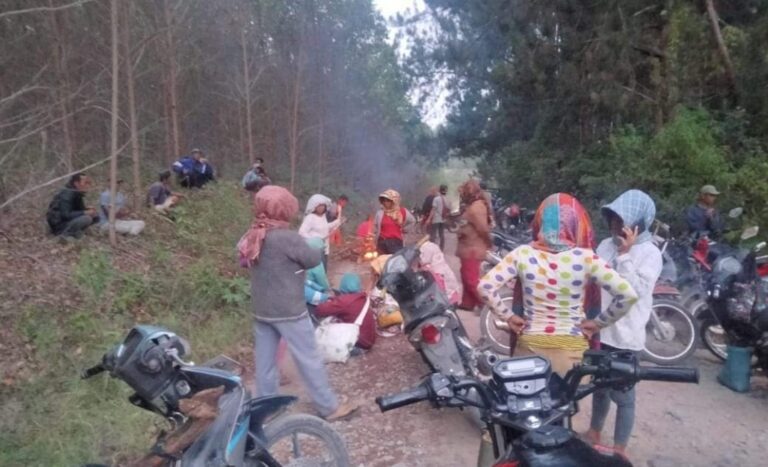 Warga Sihaporas Blokade Jalan Kebun, Minta TPL Lepaskan Tanah Warga 2.000 Hektar
