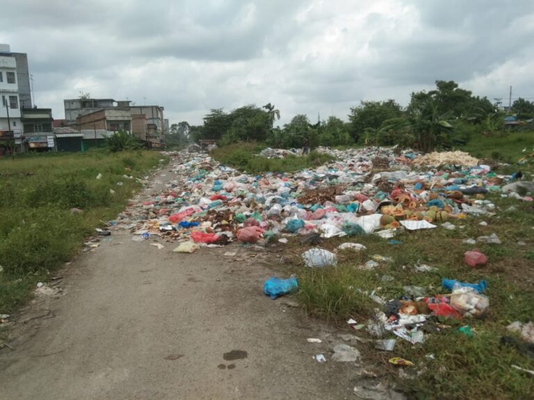 Warga Jalan Nenas Perdagangan Protes Sampah Dibiarkan Camat Bandar Berbau