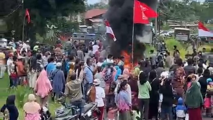 Tolak Penggusuran, Warga Sibolangit Blokade Jalan Medan-Berastagi