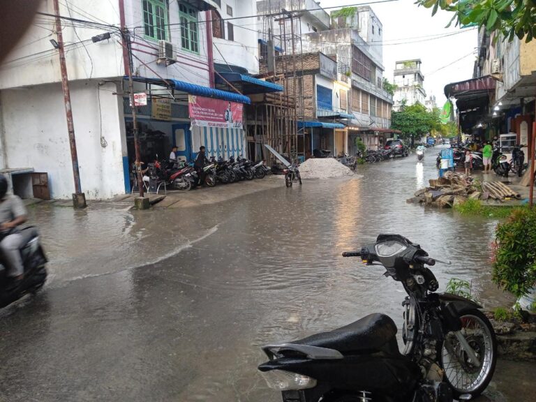 Jalan Simpang Veteran Perdagangan Banjir, Camat Tidak Mampu Mengatasi