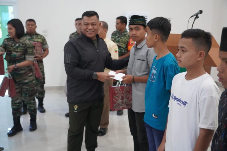 Korem 022/PT Berbagi Kasih Jum’at Berkah Kepada Anak Yatim Piatu