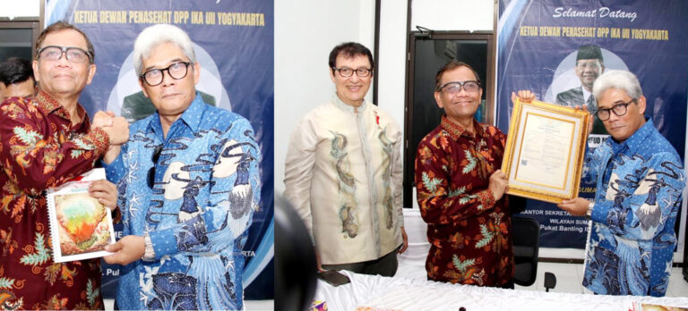 Menkopolhukam Serahkan HAKI Buku Peristiwa Berdarah Kota Siantar
