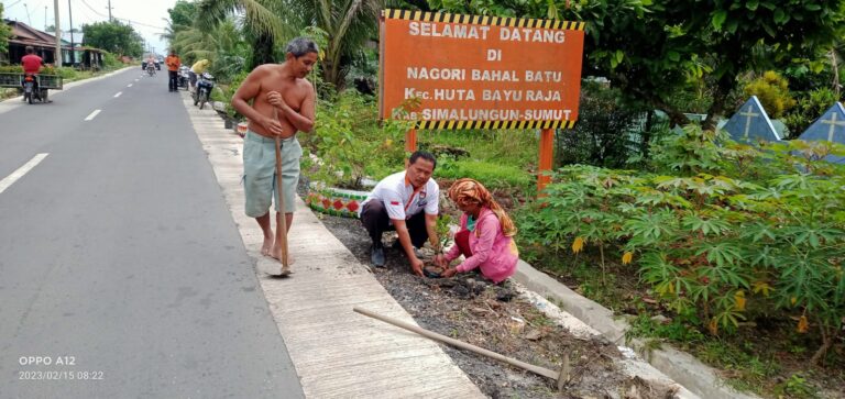 Pemnag Bahal Batu Bersama Masyarakat Hiasi Jalan Dengan Pohon Hias