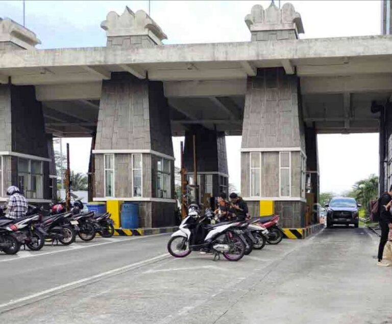 Puluhan Petugas Parkir KNIA Minta Tetap Diperkejakan