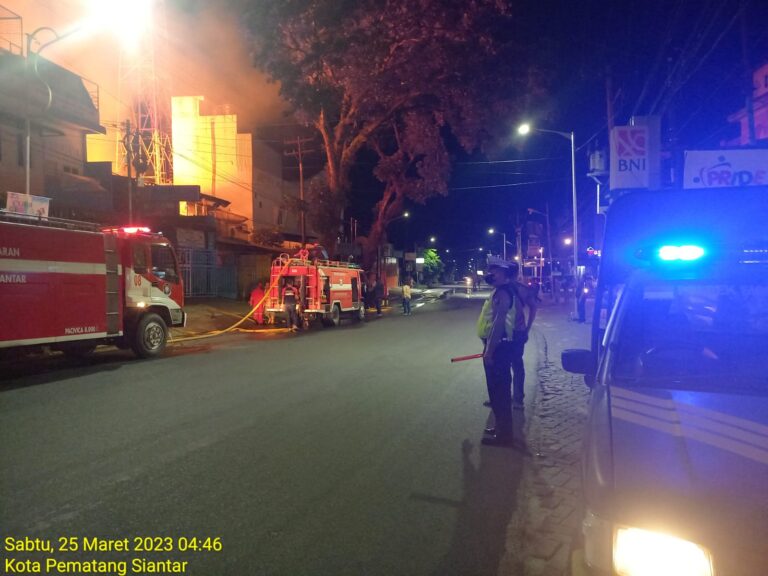 Tiga Unit Rumah Terbakar di Depan Megaland