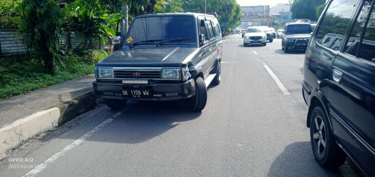 Mobil Kijang Ugal-ugalan Tabrak 2 Unit Angkot Siantar