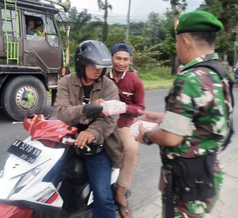 Korem 022/PT bagi Takjil Gratis Ke Masyarakat Di Siantar