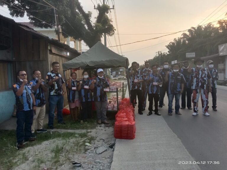 IPK Tanah Jawa Bersama Jekson Hutahaean Berbagi Takjil