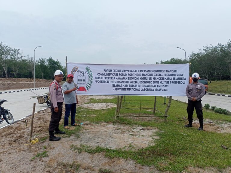 FPM KEK Sei Mangkei Solidaritas Pasang Spanduk Hari Buruh