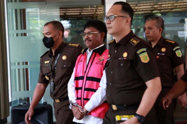 Menkominfo Johnny G Plate ditahan sebagai tersangka Kasus Korupsi