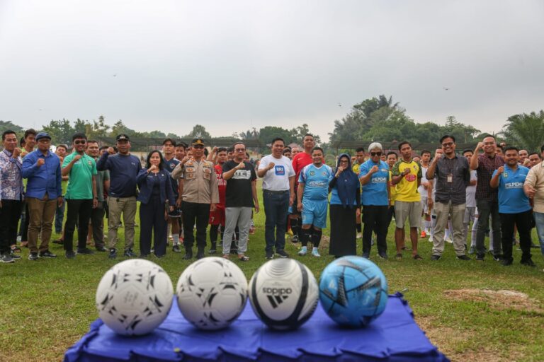 Pemko Siantar Gelar Pertandingan Sepak Bola Di Lapangan Farel Pasaribu