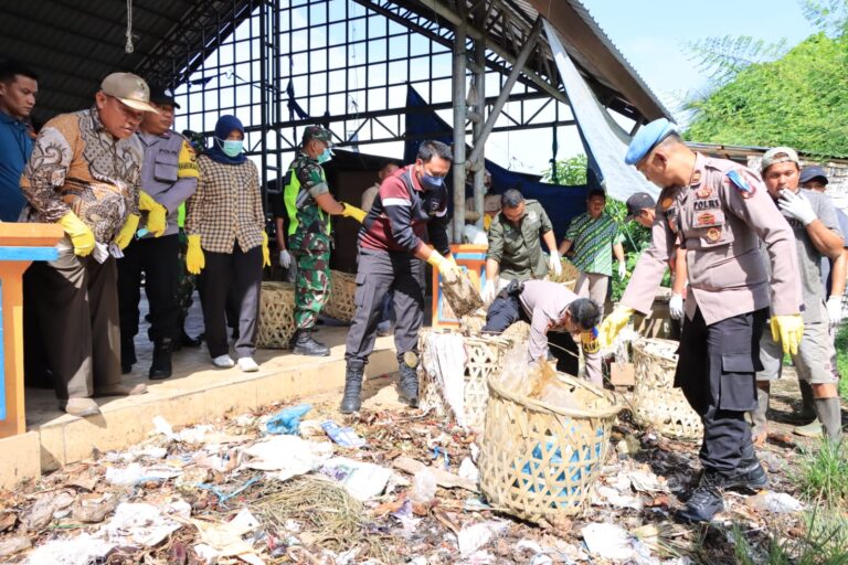 Peduli Lingkungan, Polres Subulussalam Lakukan Pembersihan Sampah Serentak Polri Bersama Masyarakat