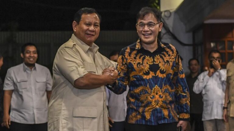 Budiman Sudjatmiko bertemu Prabowo Subianto: Tanda ‘perpecahan di tubuh’ PDI Perjuangan hingga kecaman ‘pengkhianatan’ dari eks aktivis PRD
