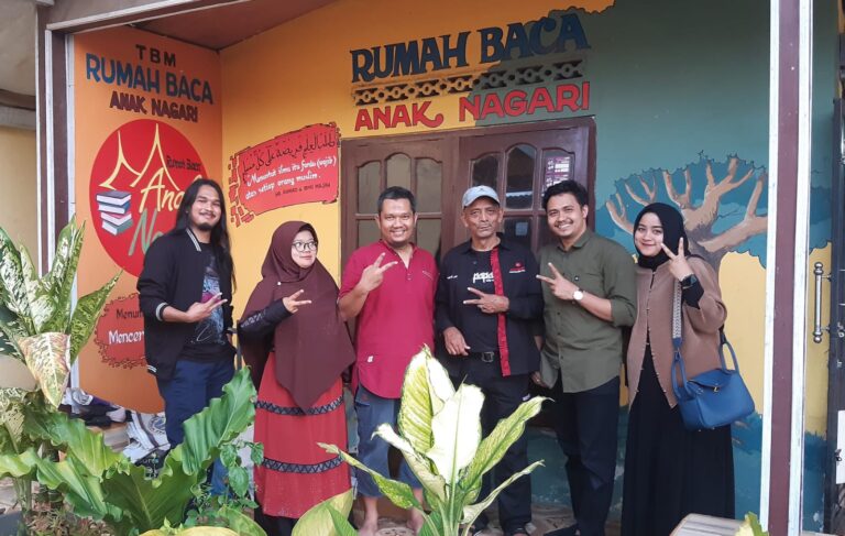 Rumah Baca Anak Nagari Dikunjungi Penulis Buku