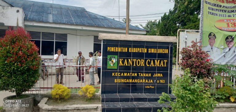 Masyarakat Dan Maujana Baliju Geruduk Kantor Camat Tanah Jawa