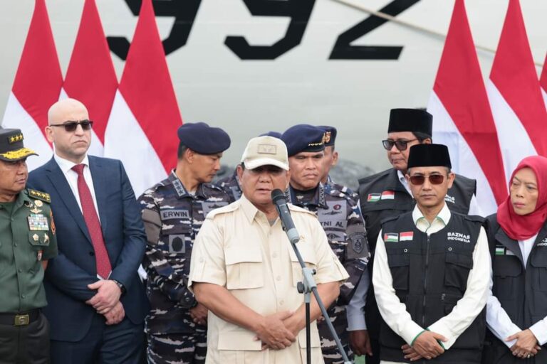 Menhan RI Prabowo Subianto Melepas KRI dr. Radjiman Wedyodiningrat – 992 Menuju Palestina