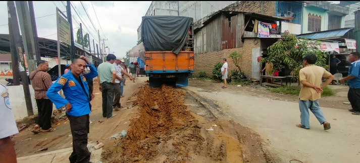 Truck Pengangkut Buah Terperosok Saat Pemkab Adakan Syukuran