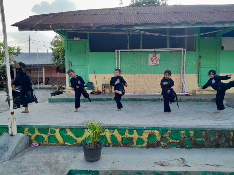 Self Defense Pencak Silat PSHT Mts Khoirotul Kurangi Anak Bermain Handphone