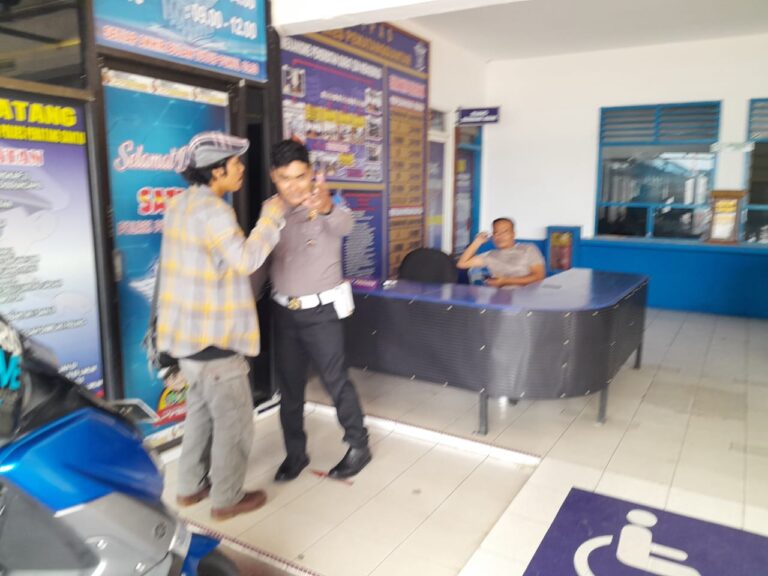 Oknum Polisi Propam Lantas Pematangsiantar Halangi Jurnalis Urus SIM