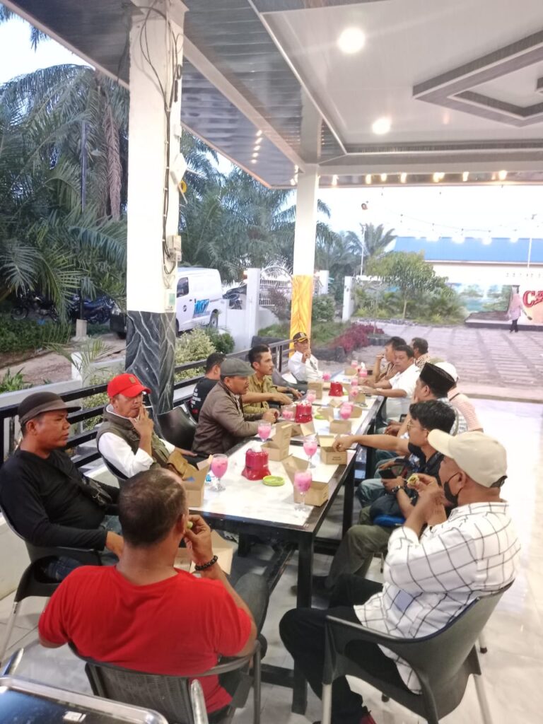 Management Kantor PLN Perdagangan Gelar Berbuka Bersama Jurnalis