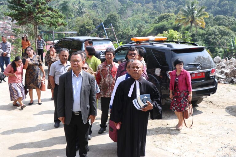 Bupati Toba Melayat Kerumah Korban Kecelakaan Bus