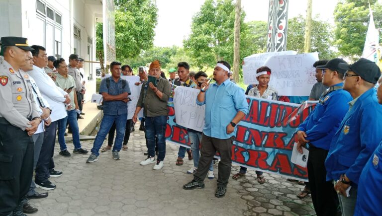 Minta Tiga Komisoner di Nonaktifkan, KNPI Demo KPU Simalungun