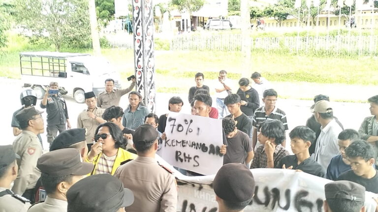 KPMD Aksi Jilid II di KPU Simalungun, Bentrok Saling Cekik Terjadi