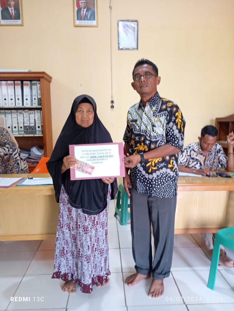 Pemnag Marihat Tanjung Bagikan BLT DD TA. 2024 Di Kantor Pangulu